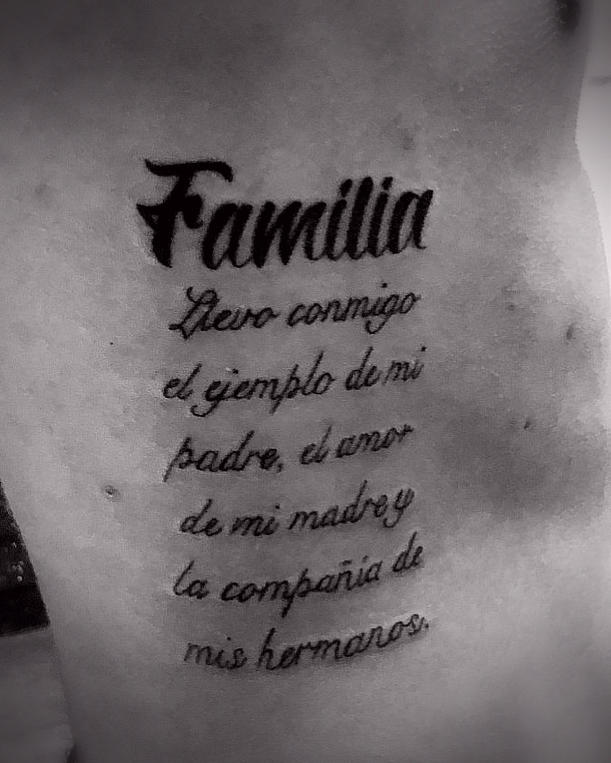 Lettering caligráfico dedicado a la familia en el costado