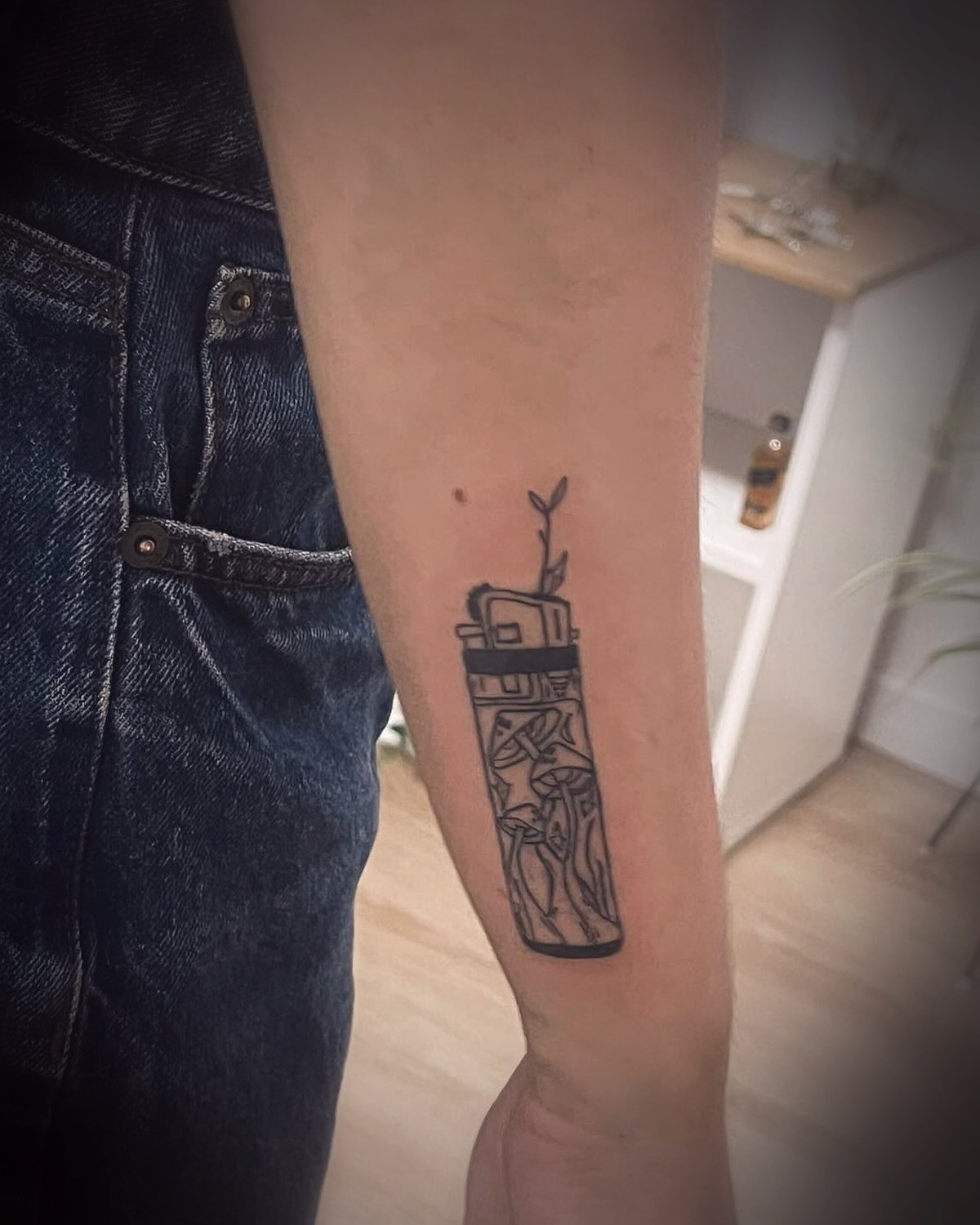 Mechero con setas en línea fina en el antebrazo