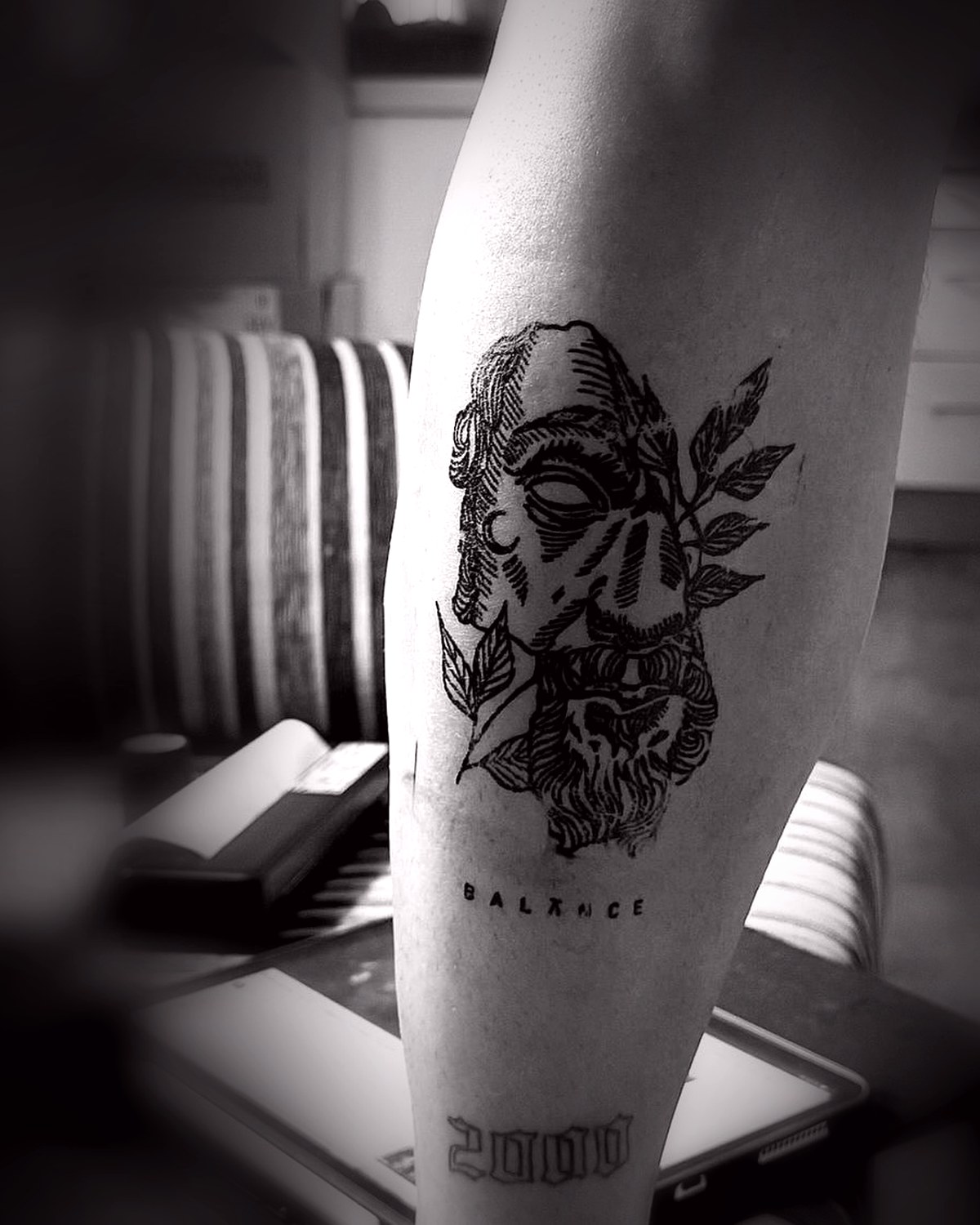 Busto clásico partido en blackwork con lettering en la pierna