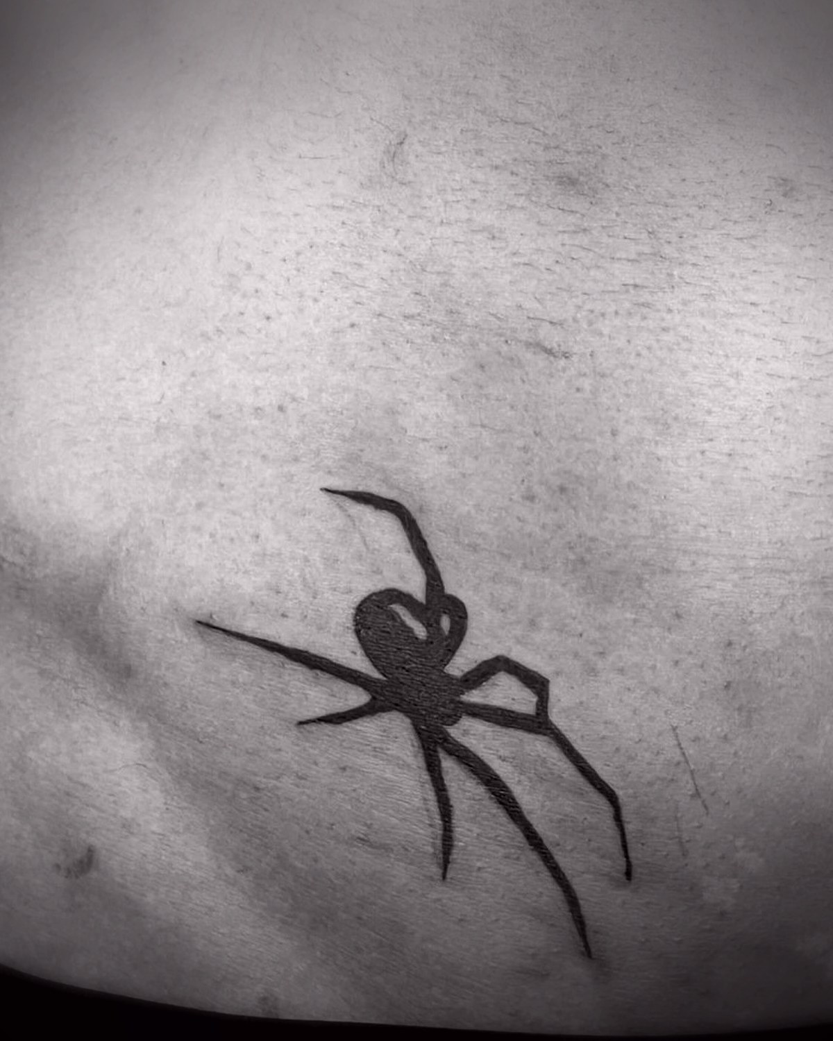 Araña en blackwork en el costado