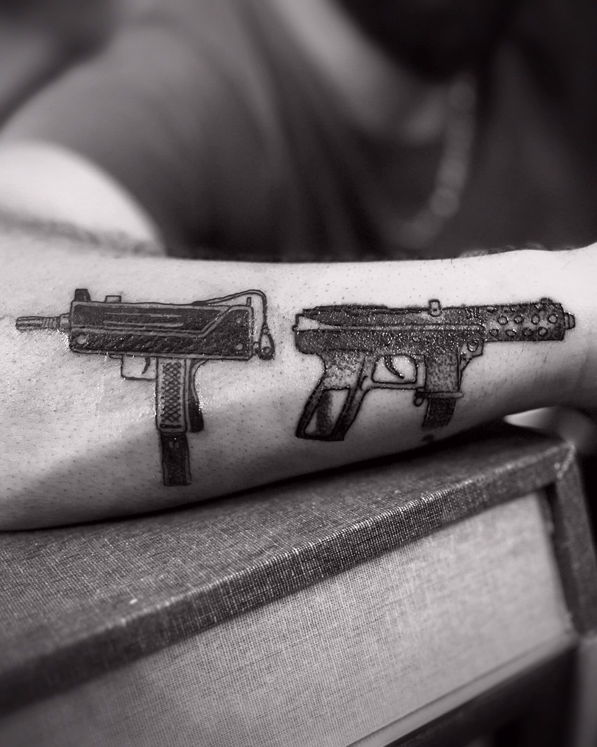 Dos piezas con sombreado en puntillismo en el antebrazo