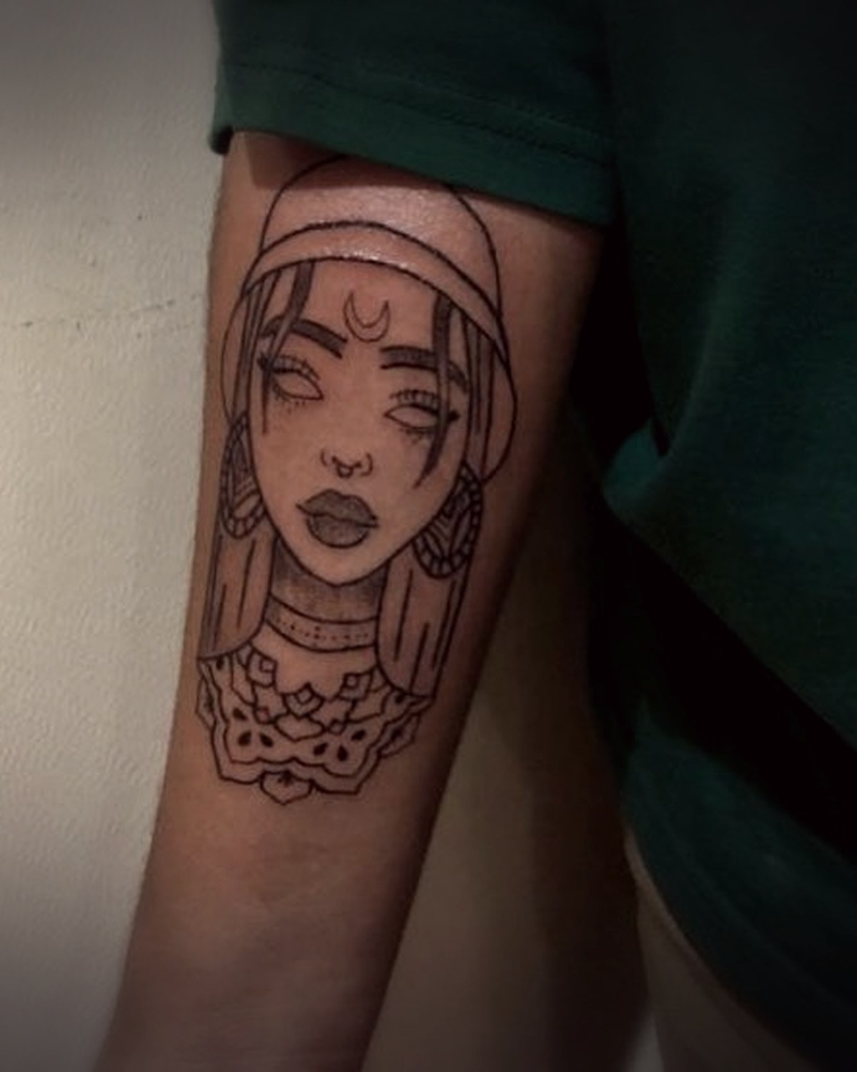 Retrato femenino en línea fina con mandala en el antebrazo