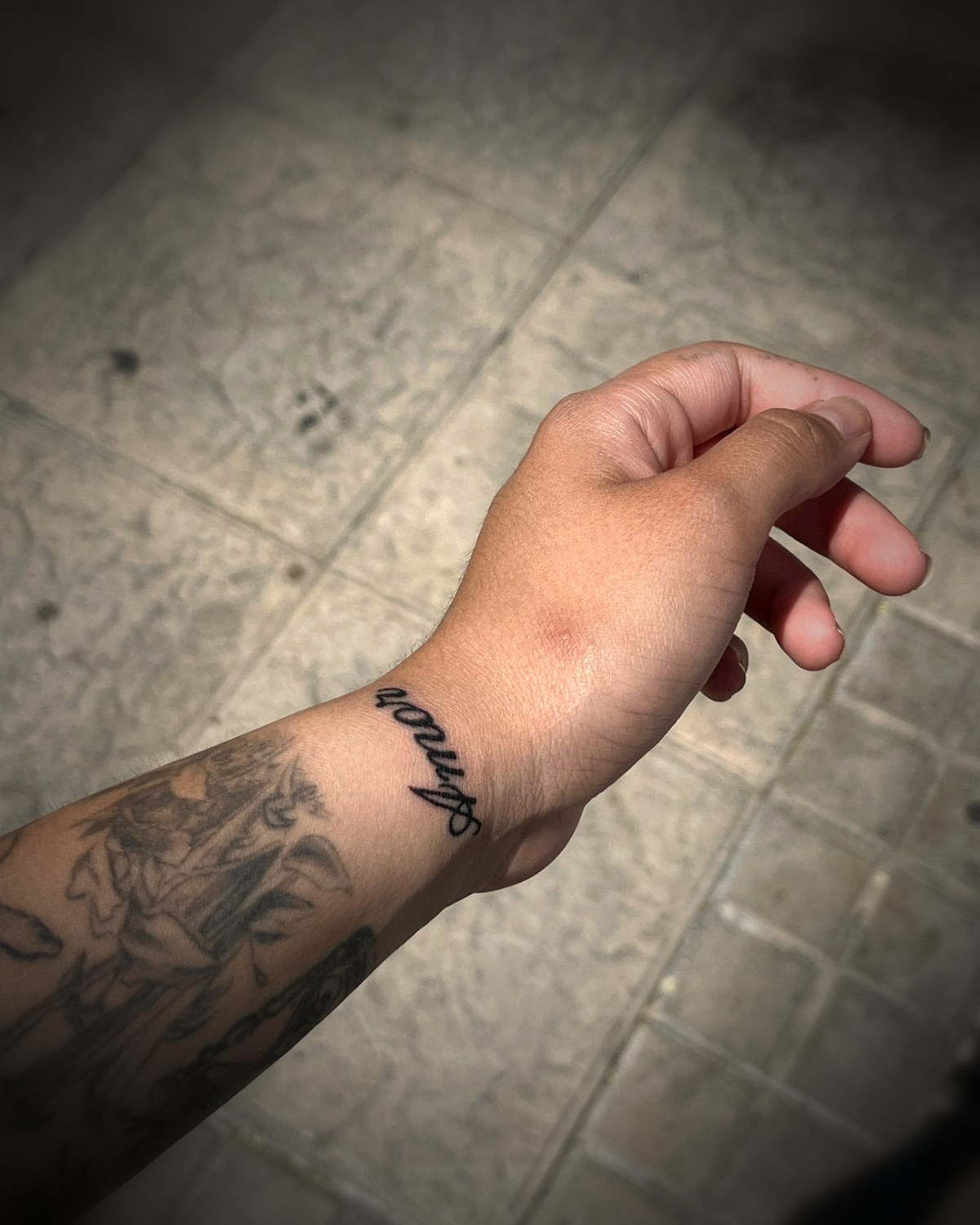 Lettering fine line en la muñeca