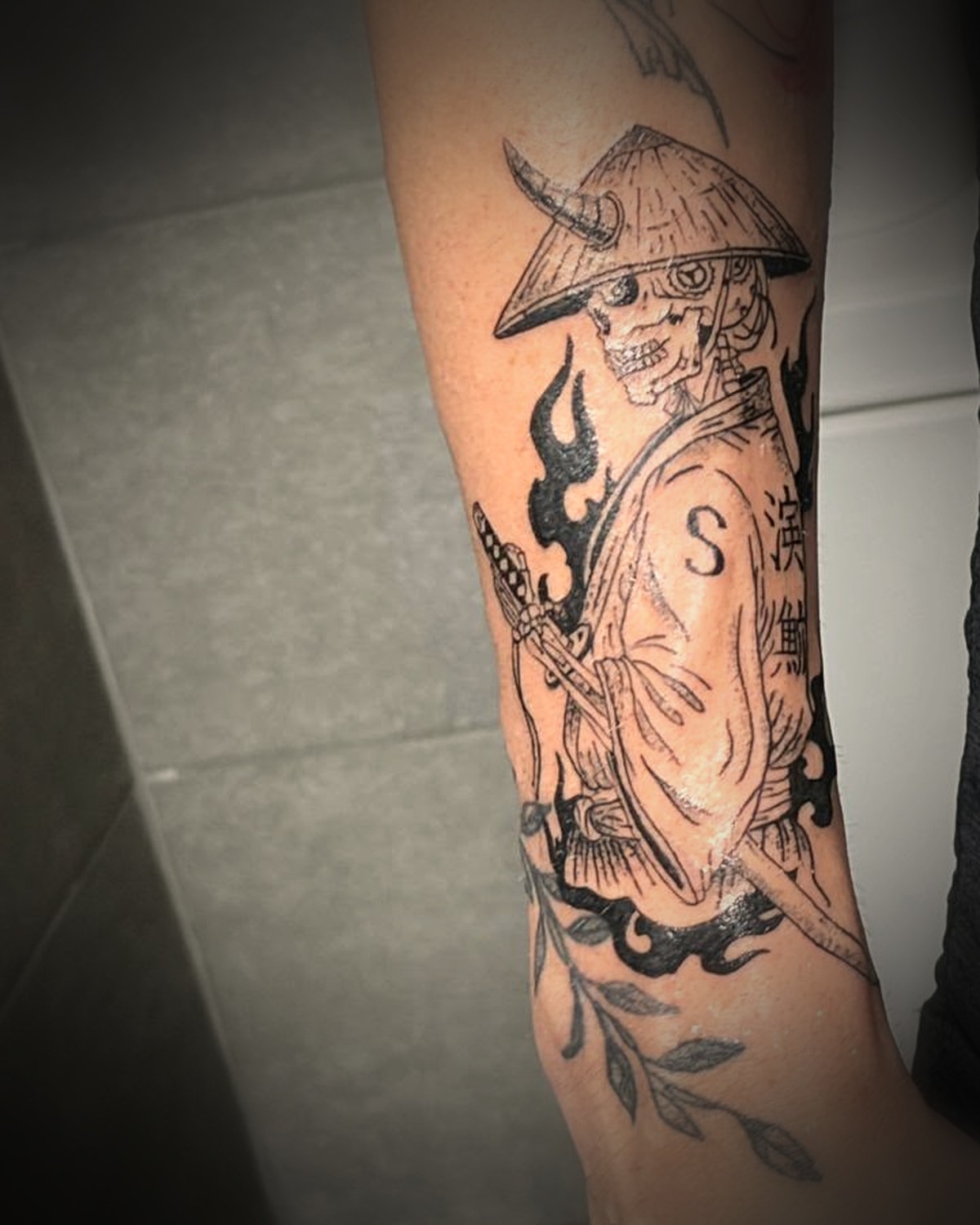 Samurái en blackwork con sombreado en el antebrazo