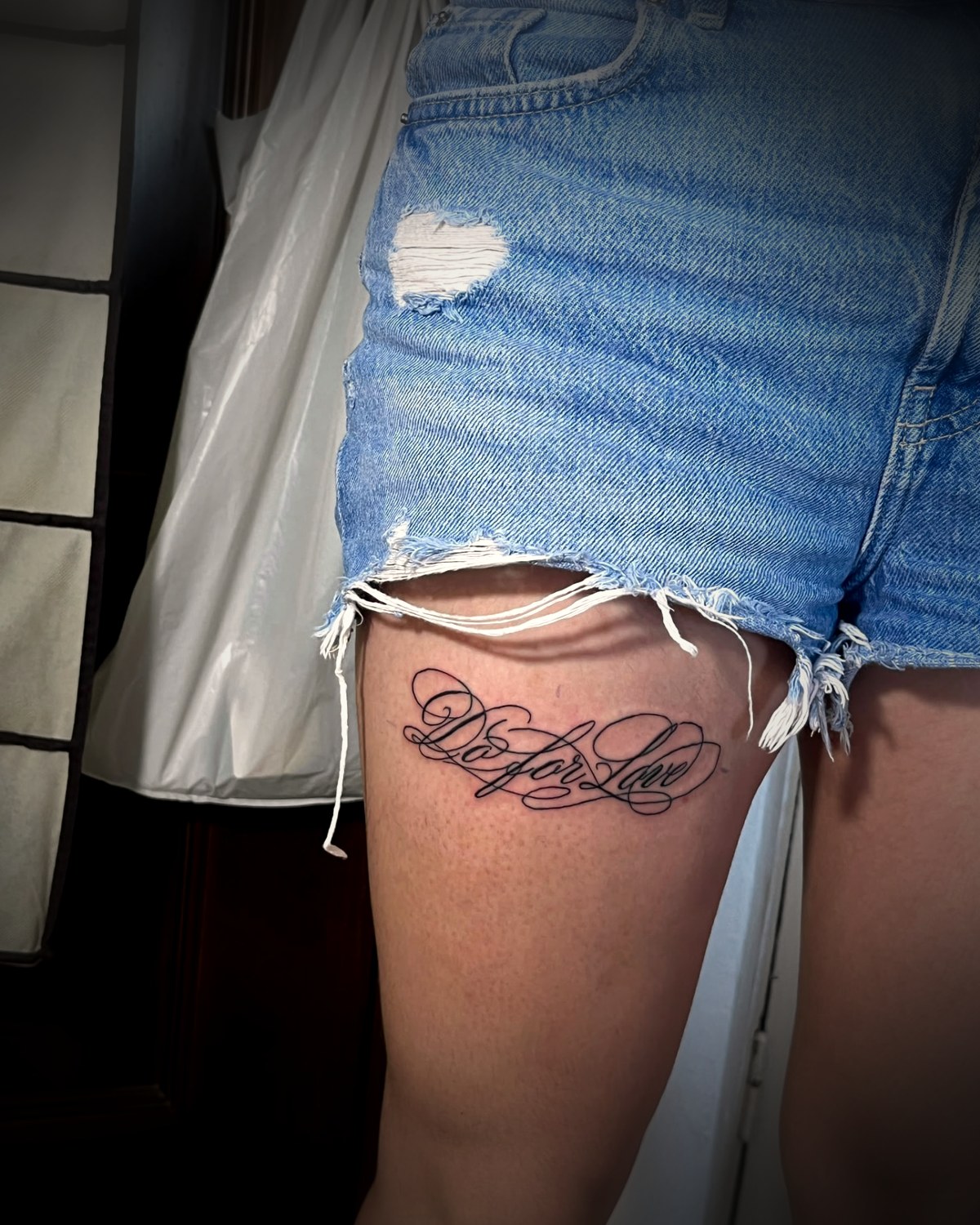 Lettering caligráfico fino en el muslo