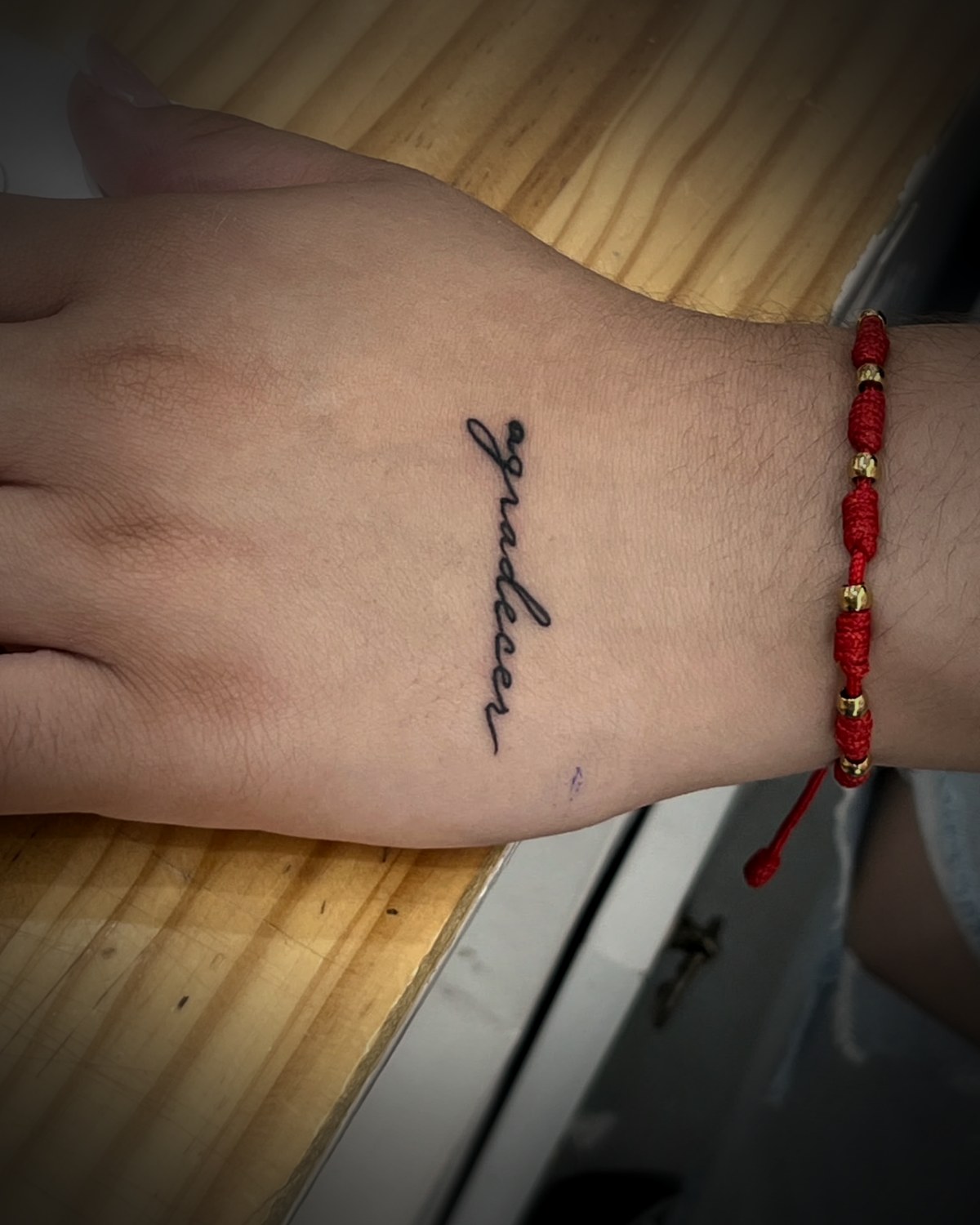 Lettering fine line en el dorso de la mano