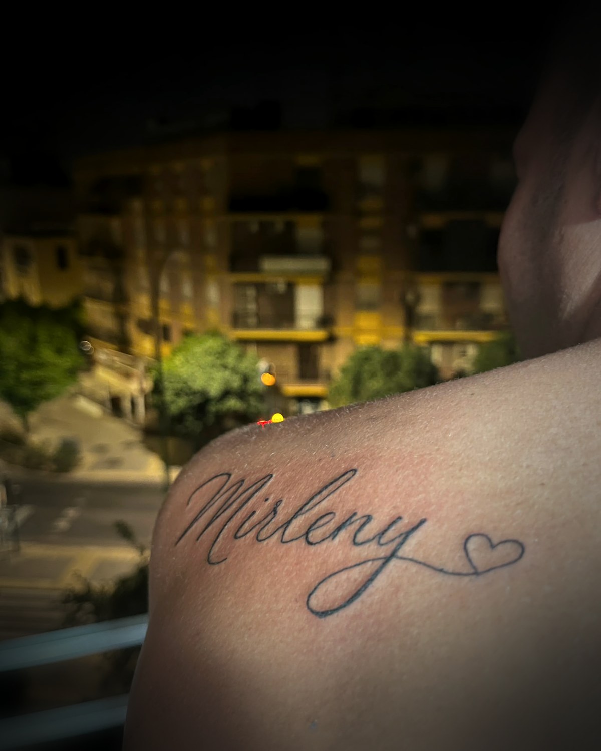 Nombre en lettering fino con corazón en el hombro